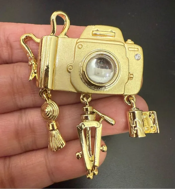Vintage DANECRAFT Light Gold-tone Camera Charm Brooch 22.8g. - Image 4