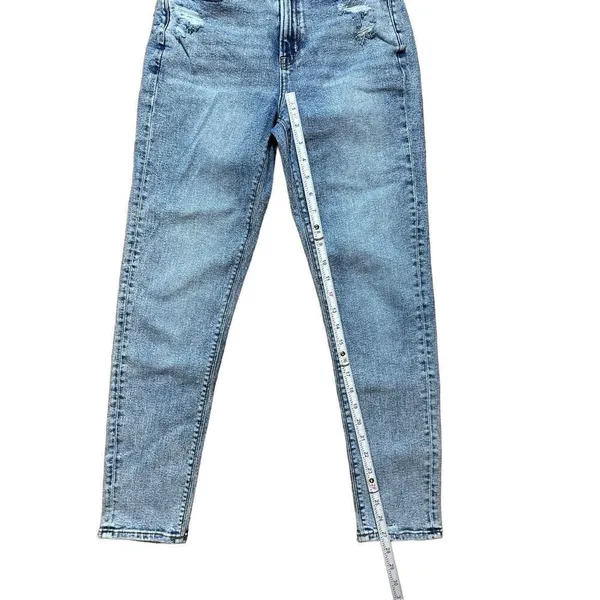American Eagle light wash stretch‎ high rise Mom Jeans Sz 0 - Image 9