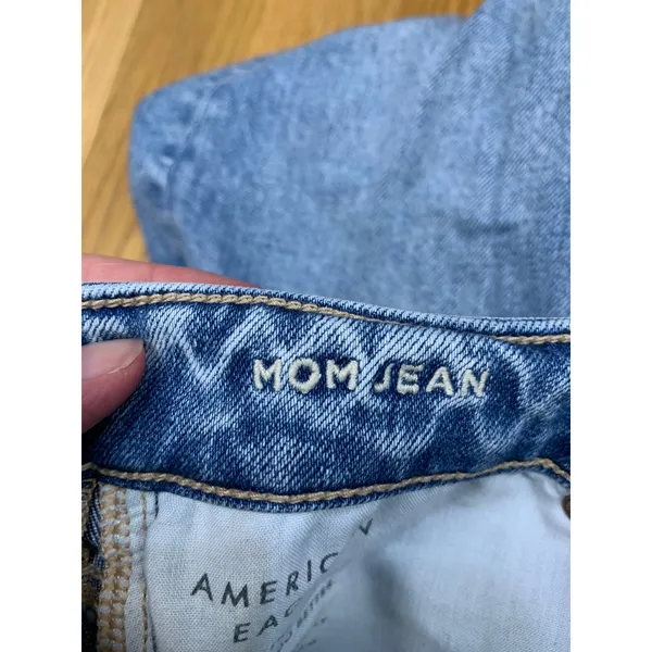 American Eagle Strigid Mom Jeans Womens 4 Regular Distressed Medium‎ Wash Blue - Image 7