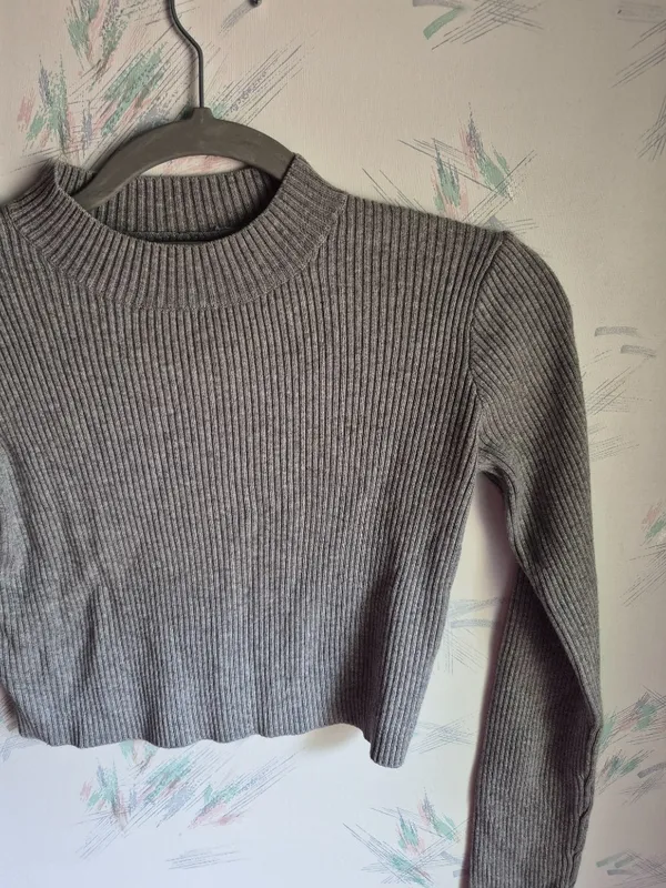 Brandy Melville Gray cropped Sweater - Image 2