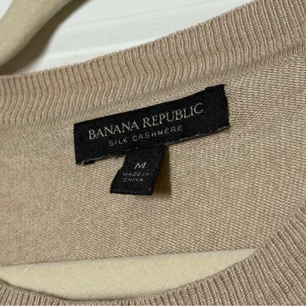 Banana Republic Cashmere Silk crew neck sweater | capsule wardrobe | old money - Image 3