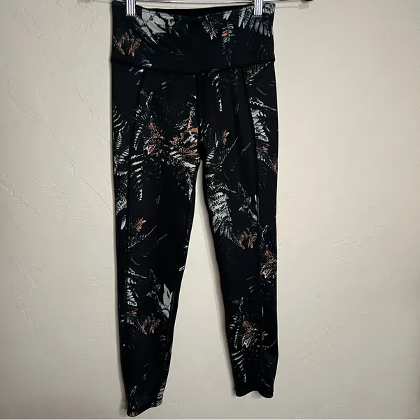 Sweaty Betty Tripical Patterned Reversible‎ to Black Leggings - Image 2