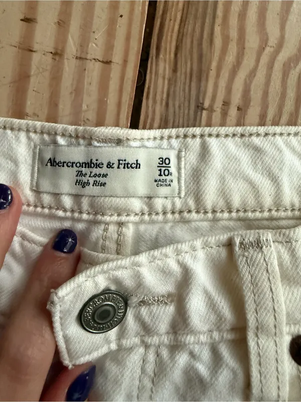 Abercrombie & Fitch The Loose High Rise Jeans 30 - stain on back pocket nwt - Image 3