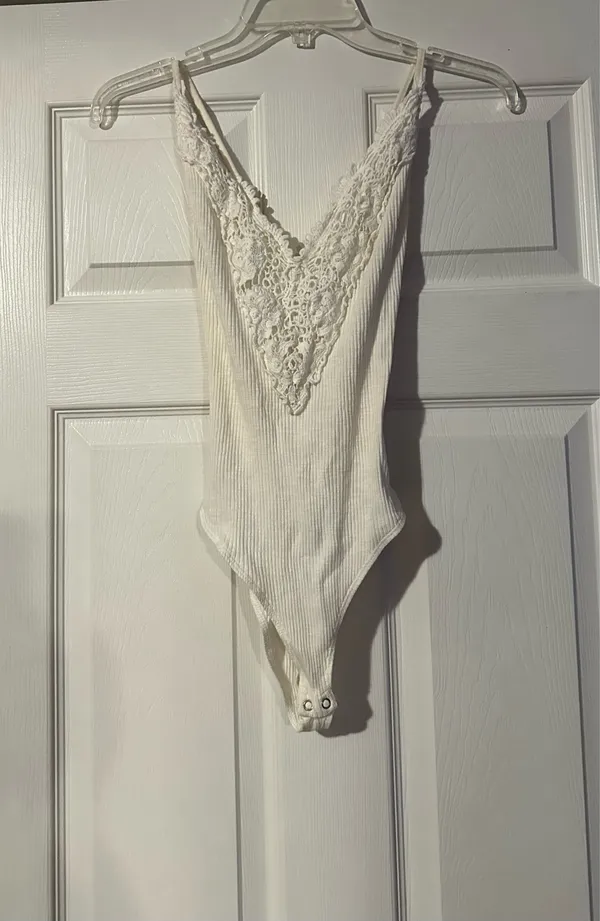 Forever 21 white ribbed bodysuit with a plunging V-neckline is a size small. - Image 4