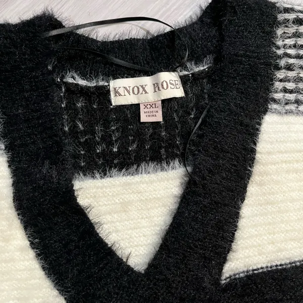 NWOT Knox‎ Rose Fuzzy Black and White Sweater - Image 7