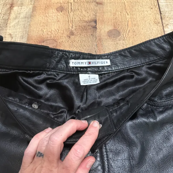 VINTAGE Tommy Hilfiger Women's Black Leather Pants Sz 6 Y2K Edgy Biker Grunge - Image 2