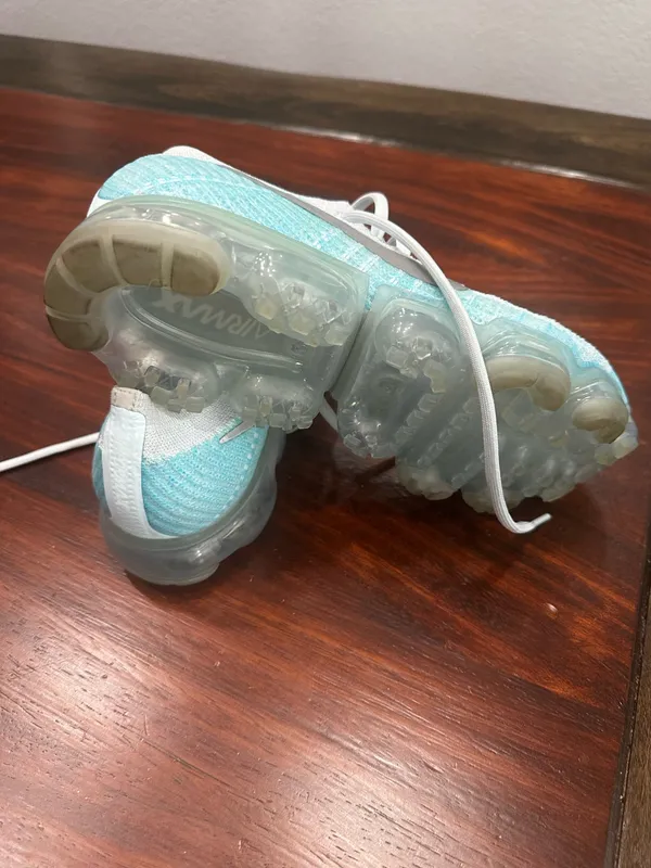 Great Nike Air VaporMax Flyknit in a white/teal colorway size 10 for women - Image 3