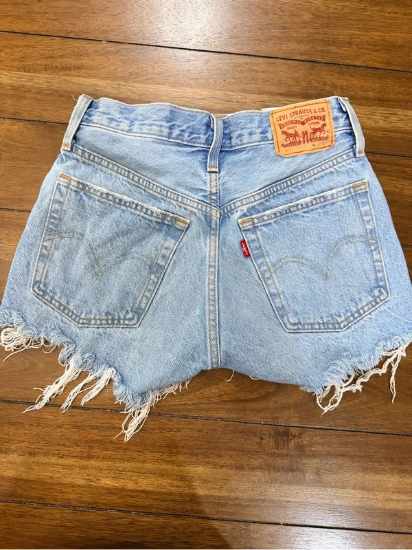 Levi’s 501 Women’s W24 High Rise Distressed Cutoff Denim Shorts Light Wash - Image 4