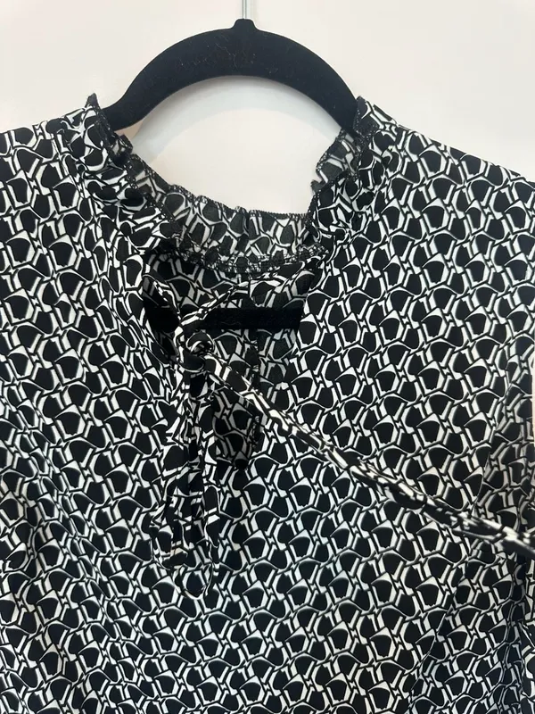 Black and White Geometric Print Sleeveless Mini Dress with Ruffle Neck and Tie D - Image 2