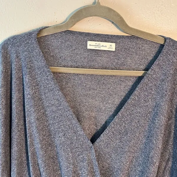 Abercrombie & Fitch Gray Wide V-Neck Sweater with Wrap Design SZ XS Long Sleeve - Image 2