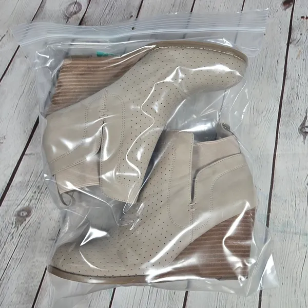 DV by Dolce Vita Gerdy Beige‎ Perforated Wedge Booties Womens 9 Vegan Leather - Image 11
