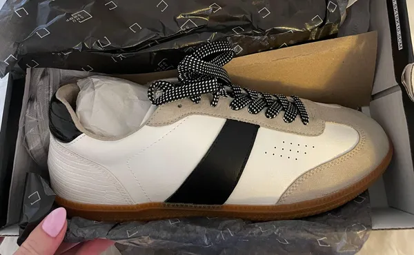 Sneakers Size 8.5 - Image 4