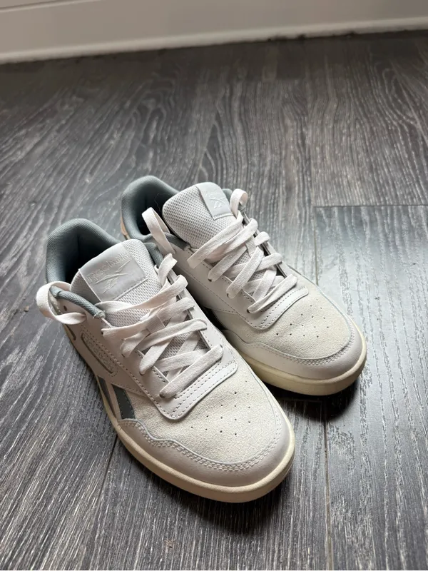 Reebok women’s White & Gray Low-Top Sneakers - Image 3