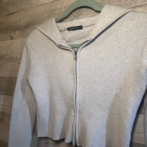 Brandy Melville grey ribbed cropped hoodie - Image 4
