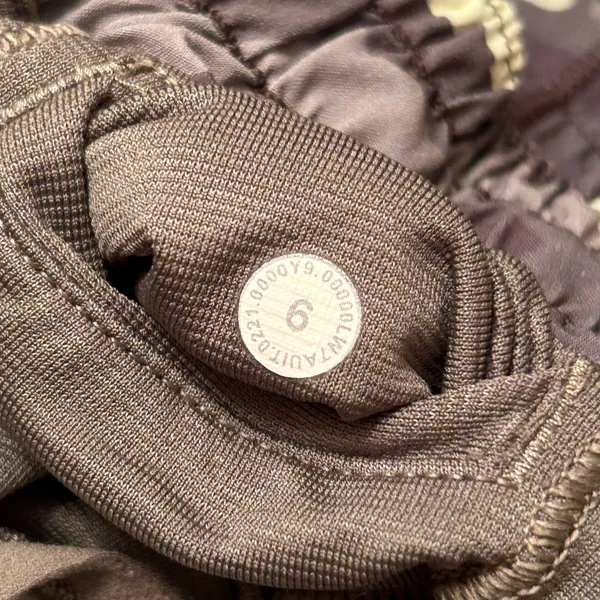 Lululemon Hotty Hot Shorts 4” Low Rise Size 6 Heritage 365 Camo Crispin Green - Image 6