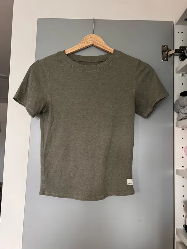 Vuori Pose Fitted Tee Laurel Heather - Image 5