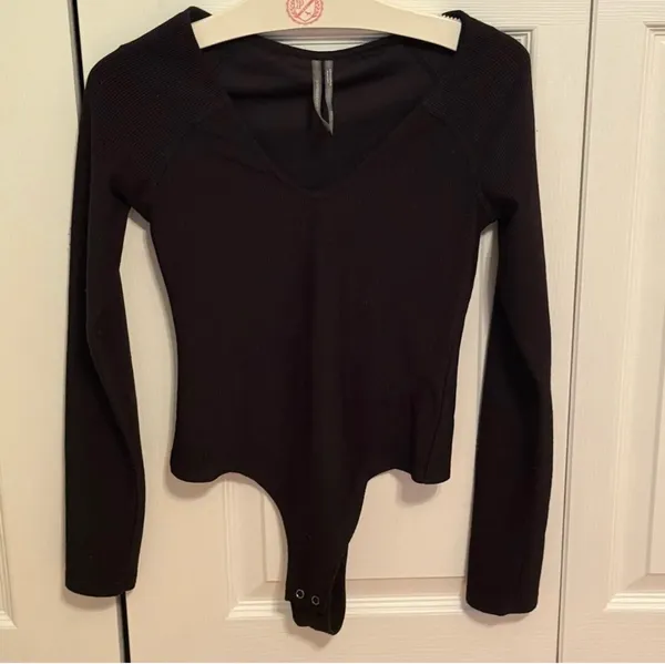 By Anthropologie Ribbed V-neck Bodysuit in Black - Image 2