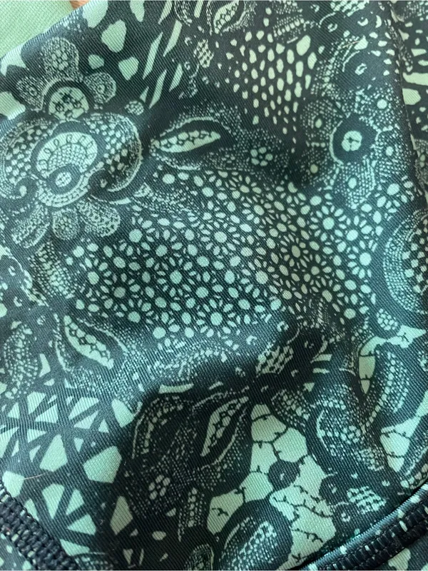 Lululemon size 2 Women's Teal Printed Racerback Sports Bra - Image 3