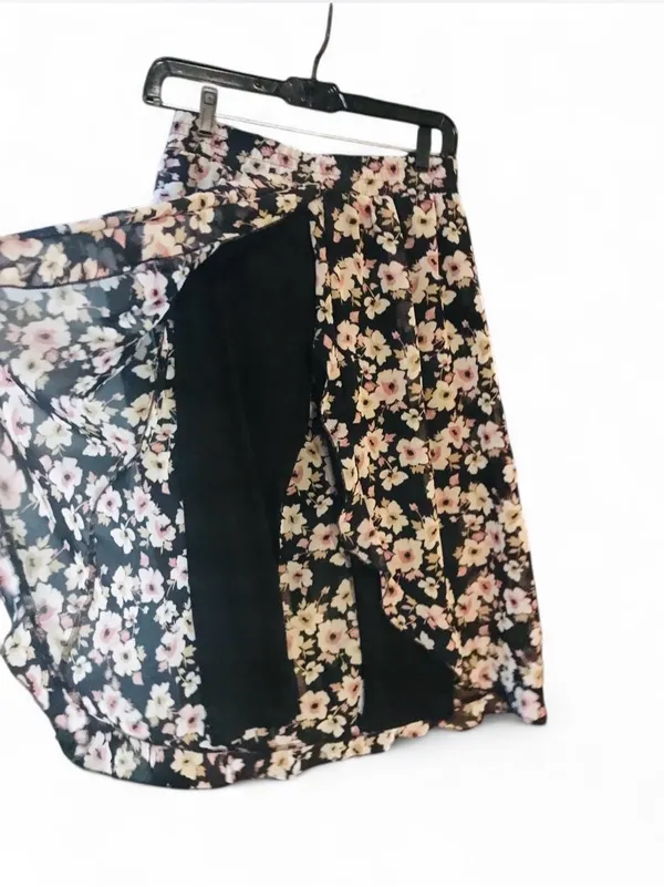 Beautees Floral Split Front Skirt with Built In black Leggings Sz L - Image 2