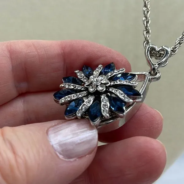 Sapphire CZ’ large flower pendant on a long 21” rope chain - Image 6