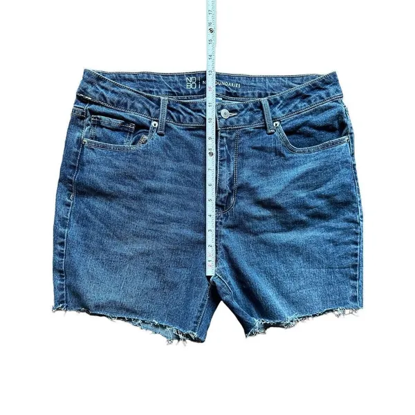 No Boundaries womens‎ or juniors 5” inseam distressed denim shorts sz 17 - Image 6