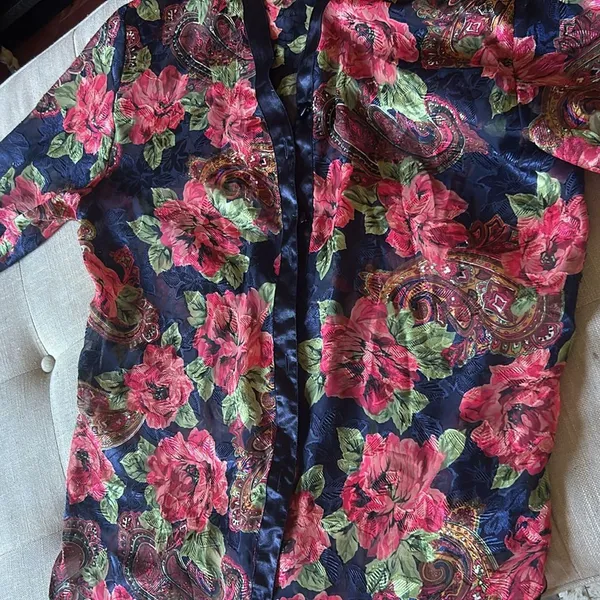 Victoria Secrets Gold Label Floral Button Down Robe Size M/L - Image 2