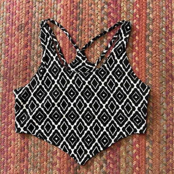 BLACK & WHITE GEOMETRIC STRAPPY CROP TOP - Image 2