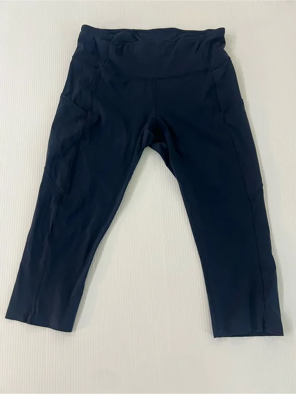 Lululemon Navy High-Waist Athletic Capri Leggings with Pockets - Image 14