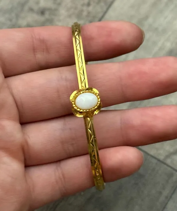 Vintage gold bangle bracelet with stone - Image 3