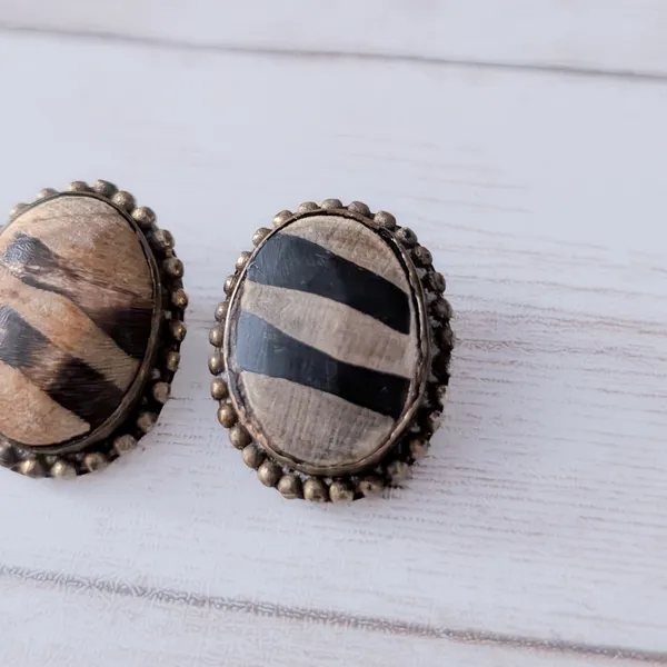 Vintage Clip On Earrings Patterned Oval - Image 5