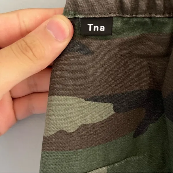 Aritzia Women’s tna new camo Alix pant size small - Image 4