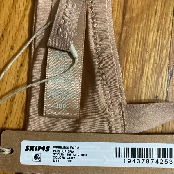 SKIMS Wireless Push Up Bra 38D - Image 5