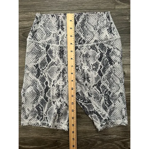 Alo Yoga snakeskin vapor biker shorts - Image 3