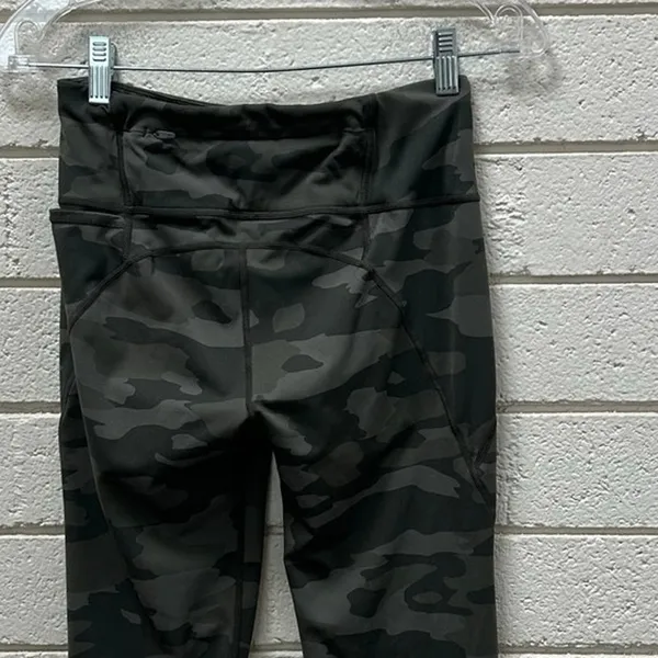 Sweaty Betty Power 7/8 Length leggings in a green camo print size S - Image 4