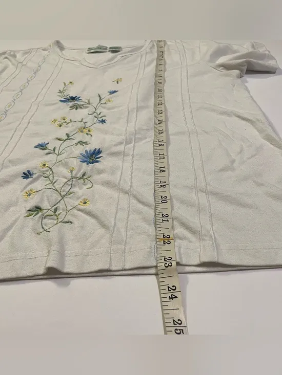 *Vintage* Shenanigans White Cotton Blend Tee with Embroidered Flowers size L - Image 4