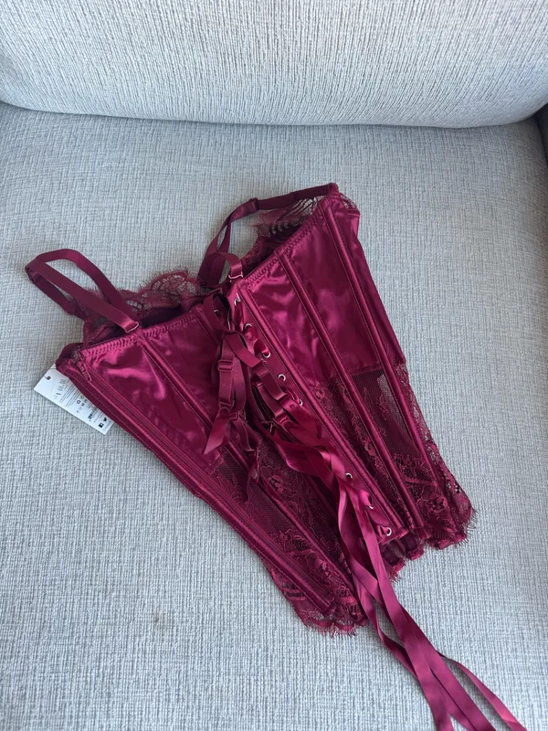 Luxurious Burgundy Lace Bustier - Image 4