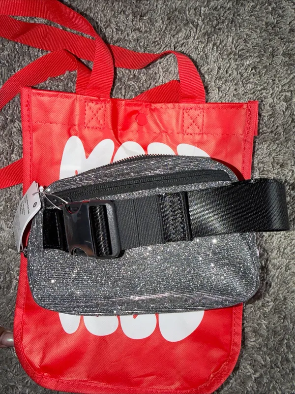 Lululemon Everywhere Belt Bag 1L metallic black - Image 4