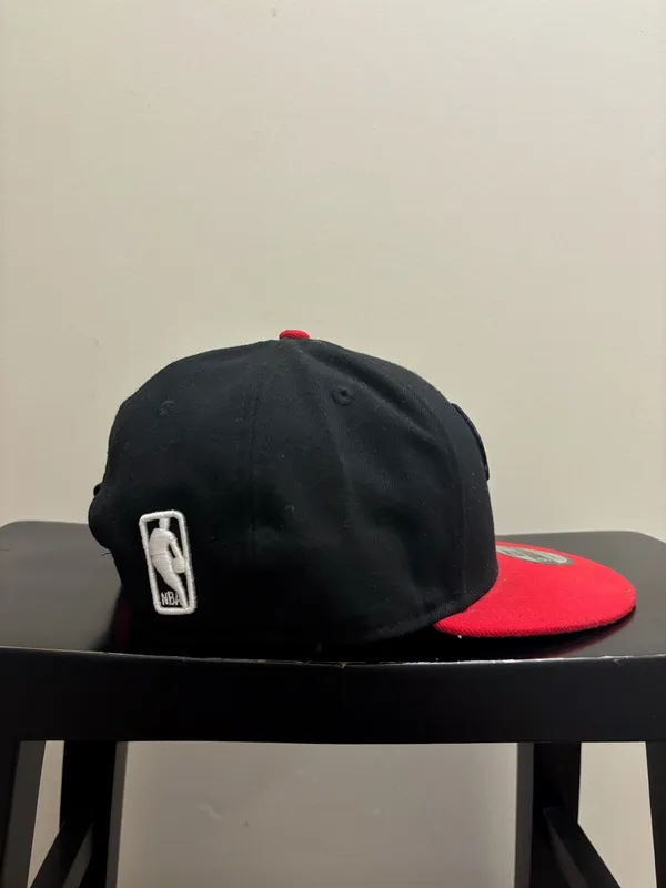 Chicago Bulls New Era Black & Red NBA Bull Logo Snapback Hat - Image 3