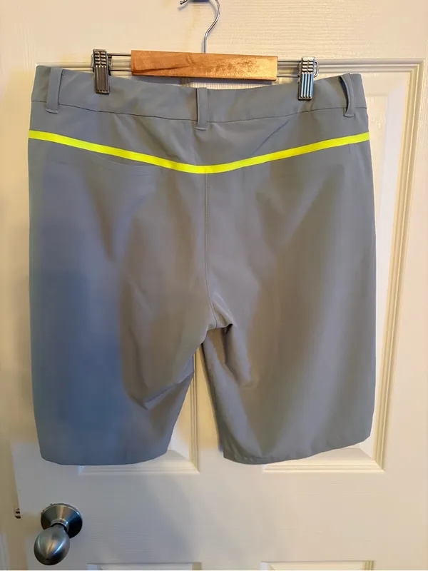 Nike Golf Tour Performance shorts, light grey color, with neon accents, Size 10 - Image 4