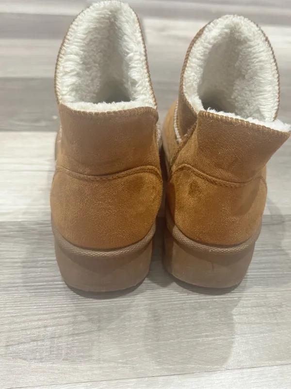 Pink Lily platform Ugg style short bootie size 7.5 - Image 6