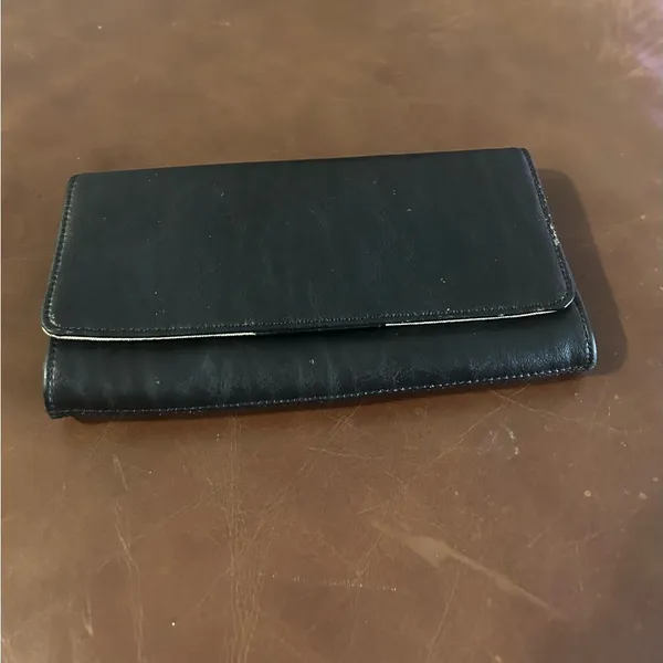 Eddie Bauer Black Leather Interior Zip Wallet great shape - Image 2