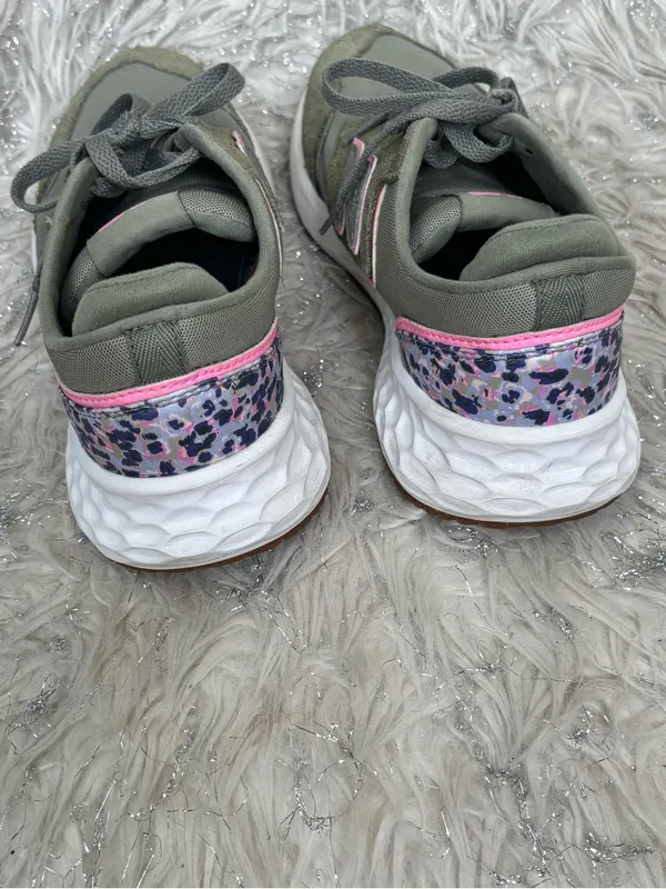 New Balance Women's Olive Green/Sneakers with Pink Details Size 9 - Image 6