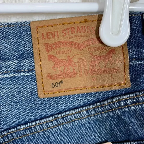 Levis Women Shorts Sz 29 NWT Medium‎ Wash Cut Off 501 High Rise Button Fly Denim - Image 5