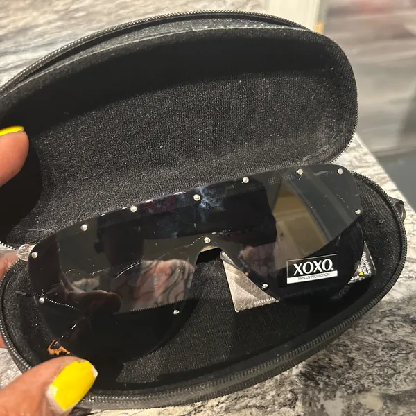 XOXO Stylish Black Sunglasses - Image 5