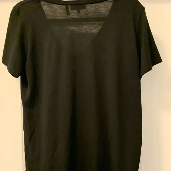 Theory Women’s V-Neck Tee Shirt Size Medium - Image 4