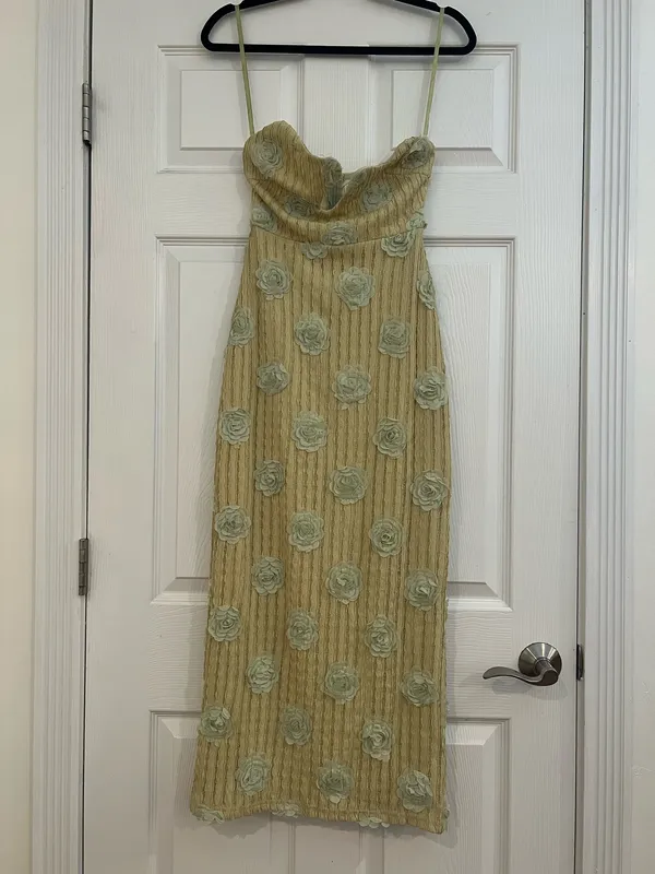 Selfie Leslie Strapless Midi Dress with Floral Appliqué - Image 4