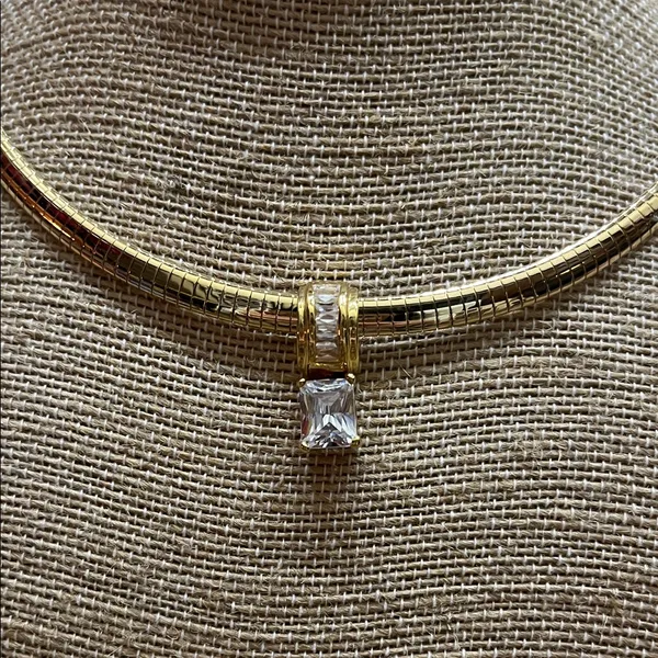 Elegant Gold Necklace with Crystal Pendant - Image 2