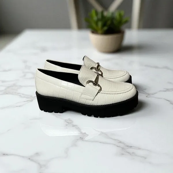 Steve Madden Lug‎ Sole Loafers Size 7.5 White Croc Embossed Hardware Accents - Image 3