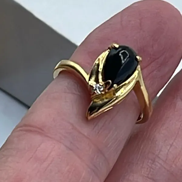 Vintage size 7 gold plated black onyx rhinestone ring. - Image 3