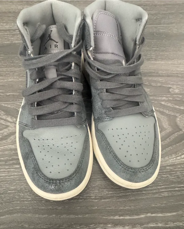 Nike Womens Sz 5 Air Jordan 1 Mid SE Gray Distressed Smoke NO BOX - Image 3